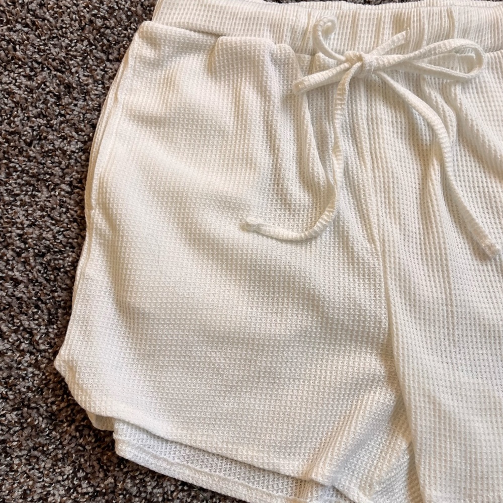 Amazon Women’s White Waffle Knit Pajama/Lounge Set - Picture 7 of 8